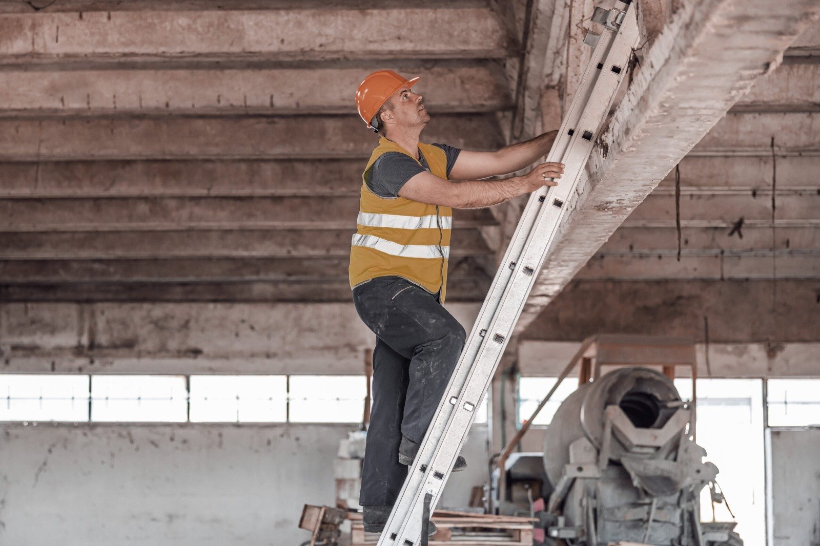 Ingenieros colaborando en obra